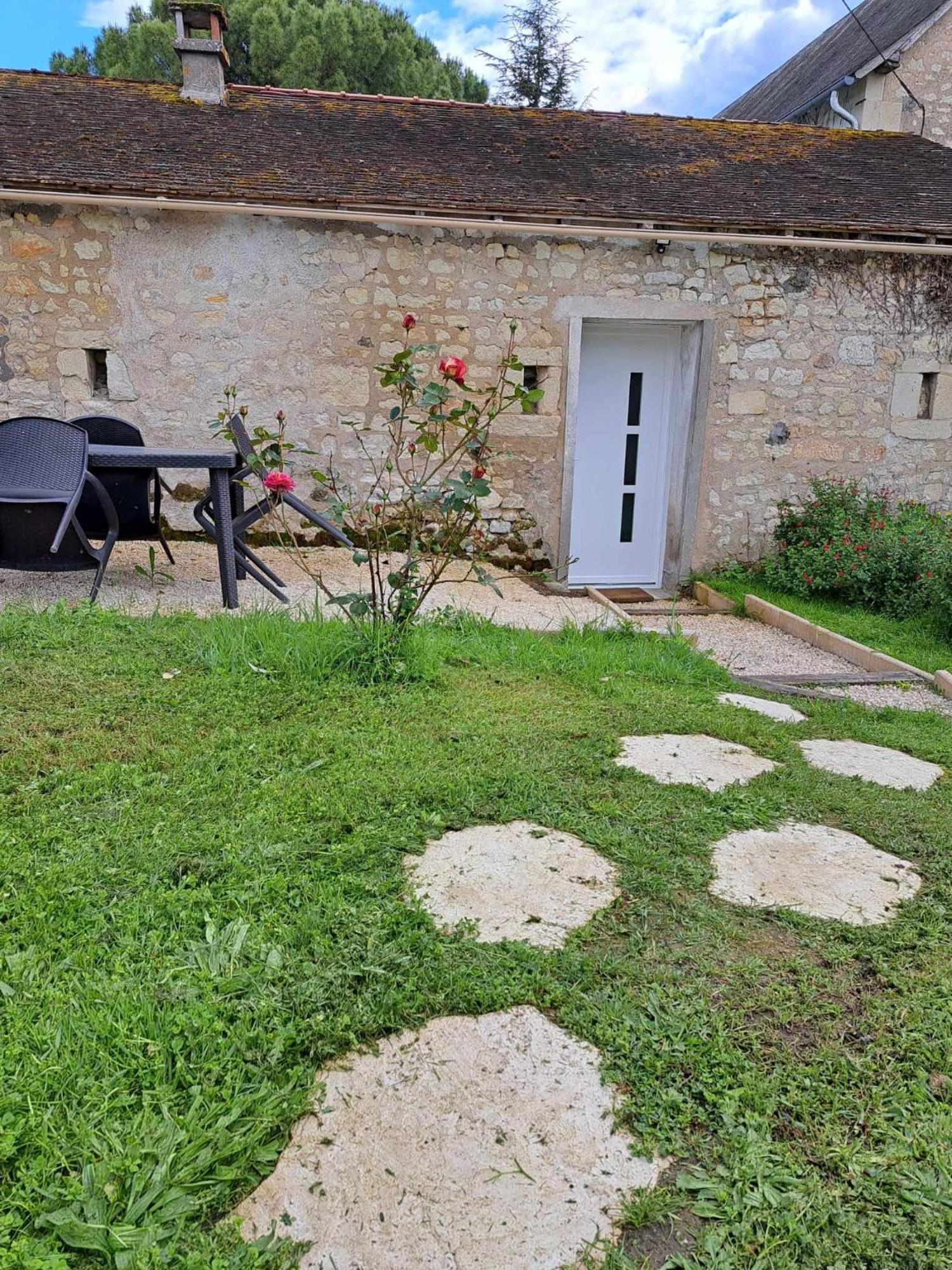 Logement Chaleureux Avec Parking Gratuit Oyre Exterior foto